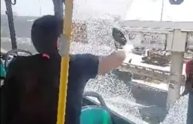 Mãe quebra janela de ônibus após filho passar mal com calor; vídeo
