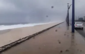 Mar invade ruas de Itaipuaçu, em Maricá