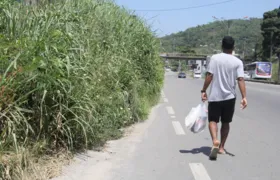 Mato alto invade acostamento na RJ-106, no Arsenal, em São Gonçalo