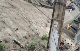 Moradores do Rocha pedem reparo em poste de luz com risco de queda