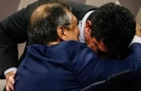 Moro é detonado pela oposição após abraço caloroso em Dino