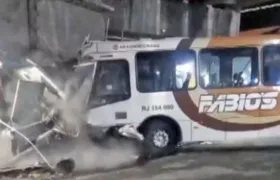 Motorista de ônibus perde o controle e deixa nove feridos no Rio