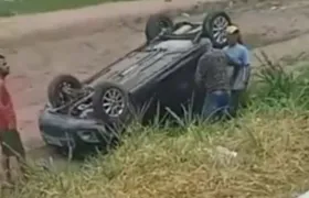 Motorista passa mal, atropela ciclista e carro capota, em Cabo Frio