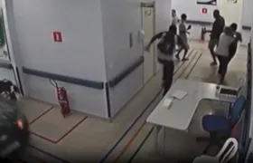 Mulher invade recepção de hospital com carro no Rio; vídeo
