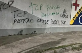 Muro de batalhão da PM em Olaria é pichado com siglas de facção no Rio