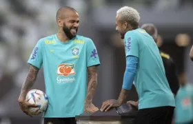 Neymar envia R$ 800 mil a Daniel Alves para reduzir pena do ex-jogador