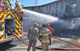 Novos focos internos de incêndio atingem depósito no Ceasa do Colubandê; Vídeo