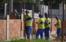 Obras na praça da Lagoinha, em São Gonçalo, chegam aos canteiros e quadra