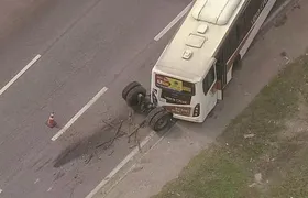 Ônibus perde eixo traseiro na Rodovia Washington Luís