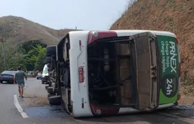 Ônibus que transportava time de futebol americano tomba e deixa três mortos na descida da Serra das Araras, no Rio