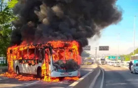 Operação na Maré deixa um policial do Bope morto e criminosos incendeiam ônibus