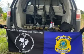 PRF apreende fuzis, carregadores, munições e coletes balísticos após perseguição na Avenida Brasil