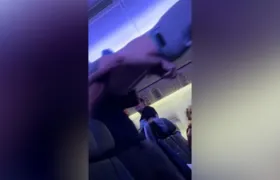 Passageiro é retirado de voo após agredir comissários e gritar ininterruptamente