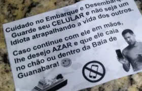 Passageiros recebem panfleto criticando uso de celular nas barcas