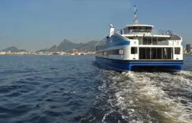 Passagem de navio dos EUA interrompe tráfego de barcas na Baía de Guanabara