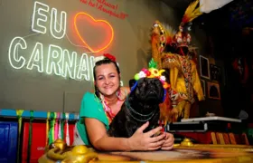 Pets no Carnaval: Ex-aluna da Faetec se especializa em fantasias para cães