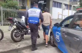 Policiais recuperam moto furtada em Niterói; confira vídeo
