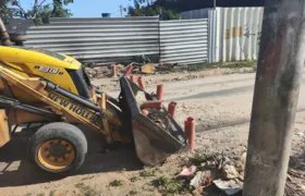 Policiais removem barricadas na Trindade, em São Gonçalo