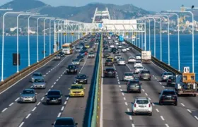 Ponte Rio-Niterói é interditada para resgate de andarilho