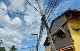 Poste com risco de queda causa transtorno a moradores da Trindade