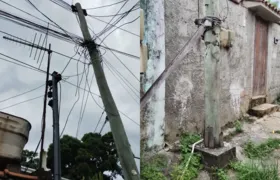 Poste de madeira podre preocupa moradores no Lindo Parque