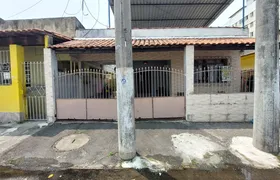 Poste obstrui entrada de garagem e causa transtorno a moradores do Mutondo