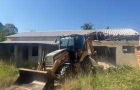 Prefeitura de Maricá derruba dois imóveis irregulares em Itaipuaçu