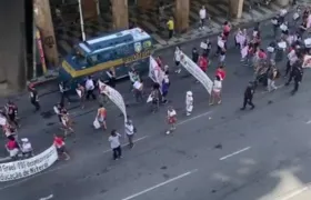 Profissionais da educação fazem manifestação no centro de Niterói