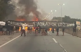 Protesto de moradores fecha a BR-101, no Jardim Catarina