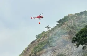 Queda de balão causa incêndio em Jurujuba, Niterói