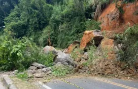 Queda de barreira bloqueia estrada que liga Petrópolis a Teresópolis