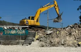 Quiosques da Praia das Conchas, em CF, começam a ser demolidos