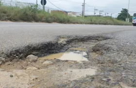 RJ-104: 'piscinão', cratera na pista e buraco em mureta causam transtornos em SG