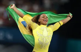 Rebeca Andrade conquista medalha de prata para o Brasil na ginástica