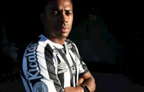 Robinho passa noite na cadeia e ficará uma semana em cela separada