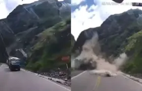 Rochas esmagam caminhões durante deslizamento no Peru; vídeo
