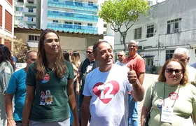 Rodrigo Neves vota em Niterói rodeado de apoiadores e ao lado da candidata a vice-prefeita