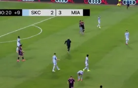 Segurança invade jogo para impedir homem de tirar foto com Messi: vídeo