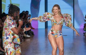 Sheila Mello dança "É o Tchan" com Beto Jamaica na passarela do São Paulo Fashion Week