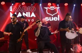 Suel agita fãs em Niterói no Rádio Mania Ao Vivo