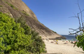 Surfistas encontram corpo boiando na Praia de Itacoatiara