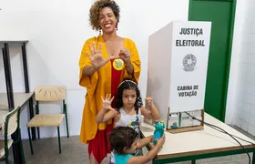 Talíria Petrone vota com a família em Niterói e aposta em segundo turno