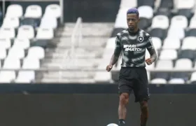 Tchê Tchê, do Botafogo, é internado com dores na região do abdômen
