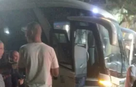 Tentativa de assalto a ônibus que transportava PMs termina com suspeito morto