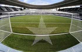 Torcedor do Botafogo é flagrado em ato racista durante jogo contra o Palmeiras pela Libertadores