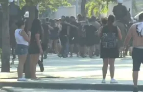 Torcedores do Corinthians tentam invadir o Maracanã antes de partida contra o Flamengo, neste sábado (11)