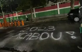 Torcedores protestam com pichações na sede do Fluminense