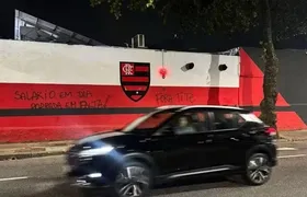 Torcida do Flamengo protesta com pichações na Gávea após derrota para o Grêmio