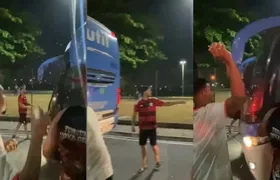 Torcida do Flamengo protesta no Galeão após eliminação da Libertadores