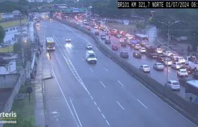 Trânsito é lento  em direção à Ponte Rio-Niterói